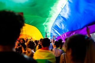 Pochod za práva komunity LGBT+ byl v Berlíně ukončen, několik lidí je zraněno - Seznam Zprávy